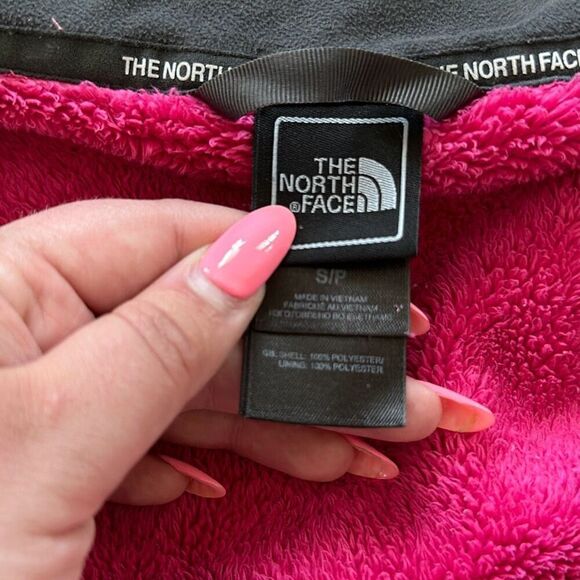 The North Face Women’s Hot Pink Barbie Teddy Fuzzy Soft Fleece Zip Up Jacket | S - Picture 11 of 12